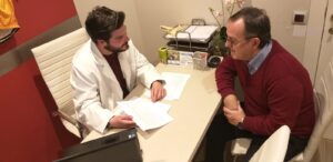 Psicólogo deportivo pasando consulta a paciente