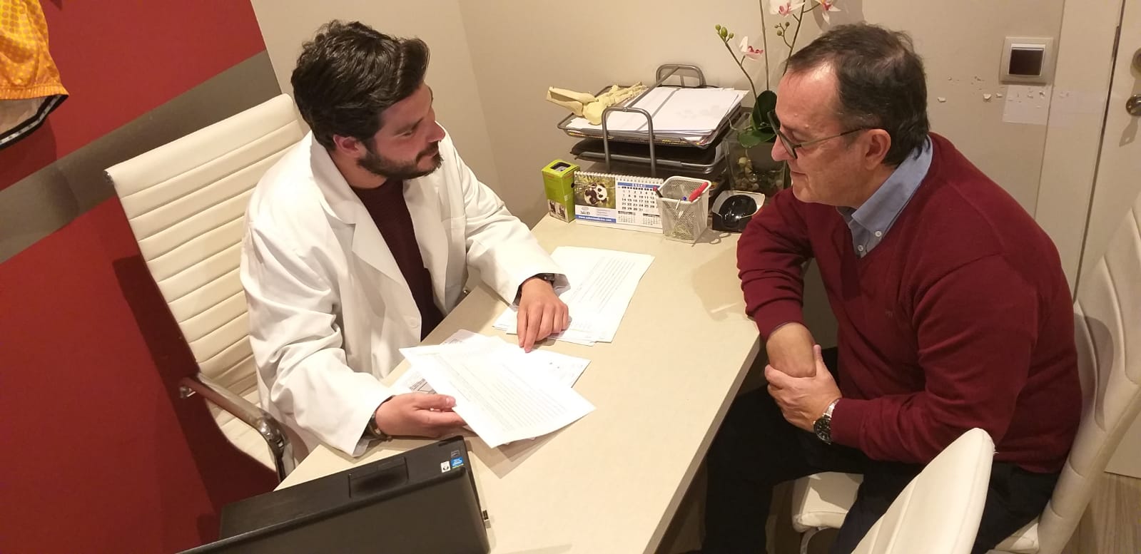 Psicólogo deportivo pasando consulta a paciente